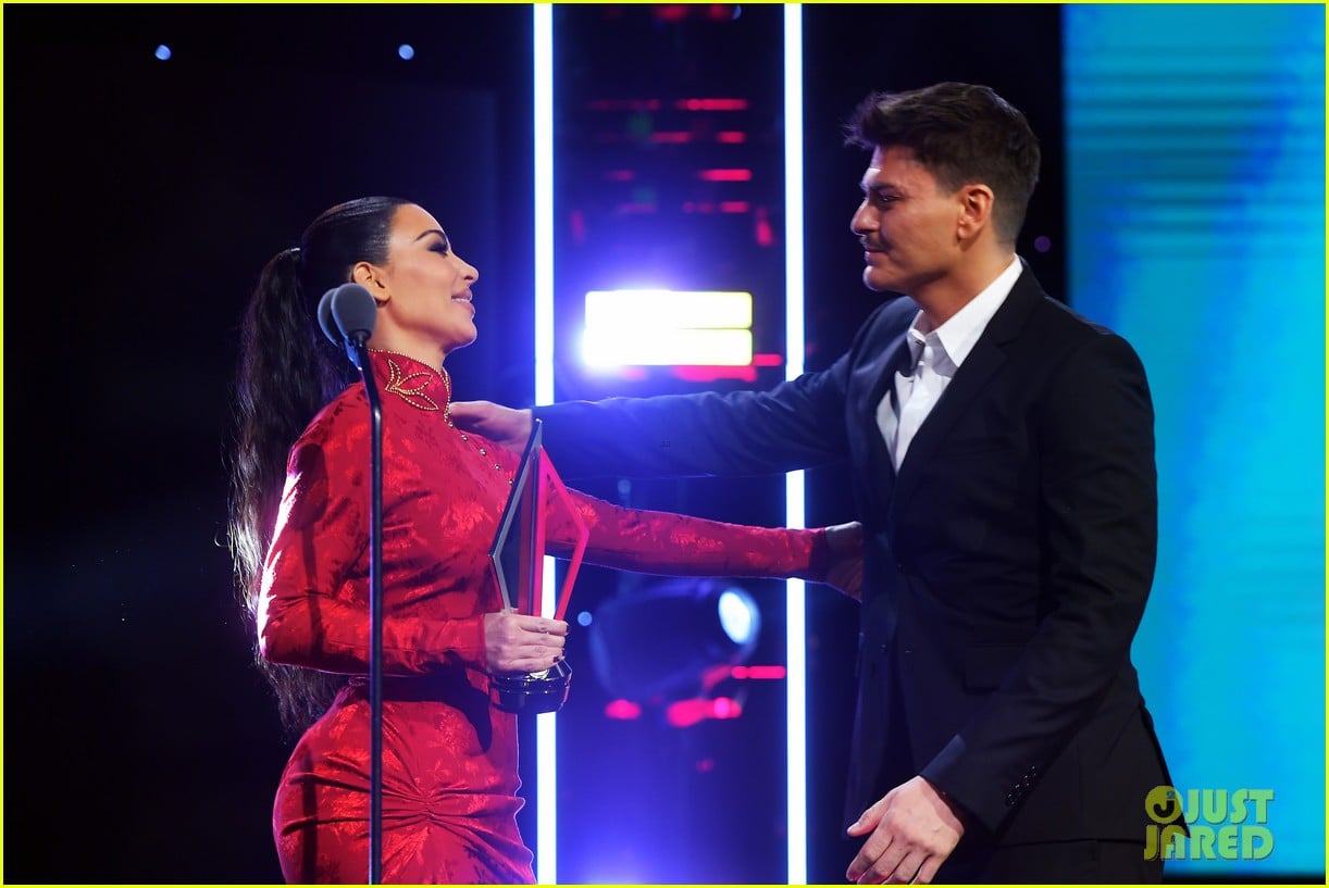 kim kardashian honors mario dedivanovic american influencer awards 06