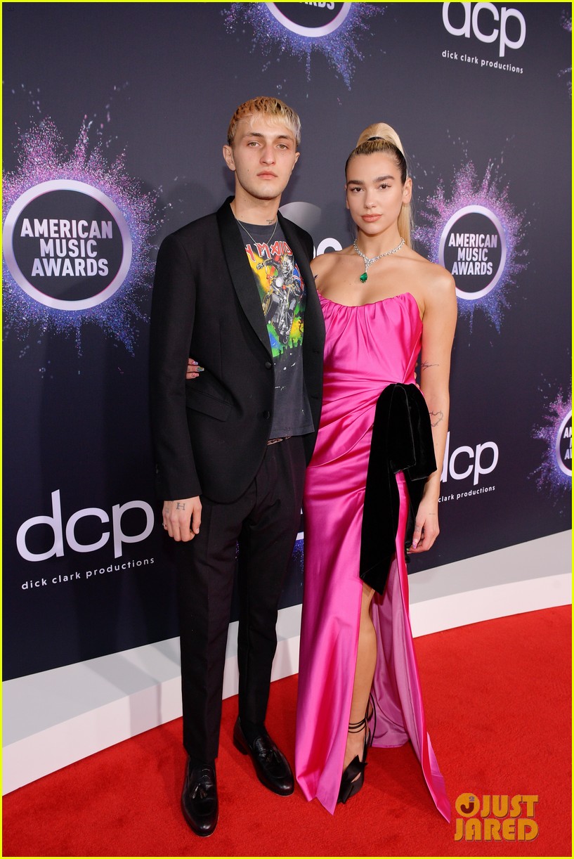 Dua Lipa & Boyfriend Anwar Hadid Make Red Carpet Debut at AMAs 2019(02)