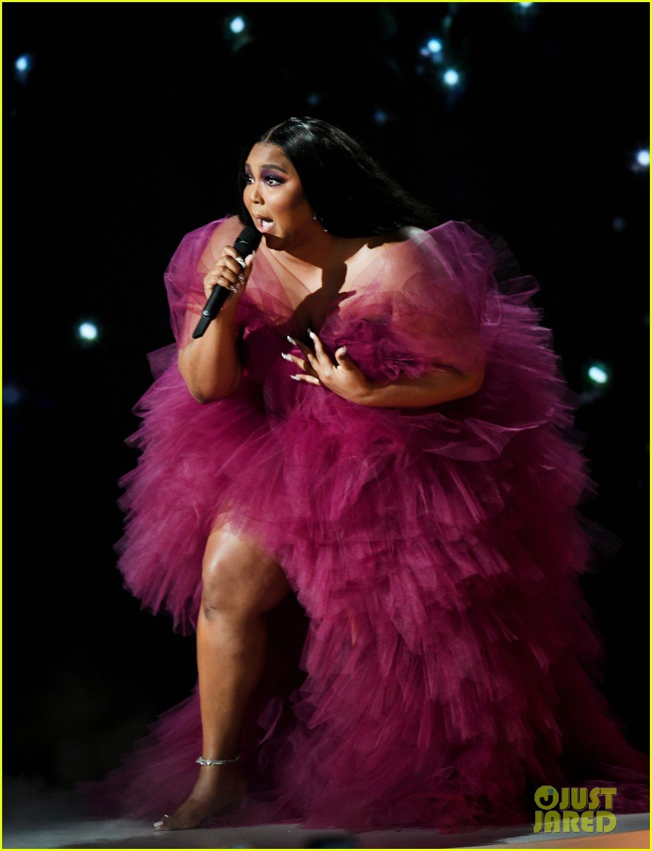 Lizzo Performs 'Jerome' at American Music Awards 2019 (Video) Photo(02)