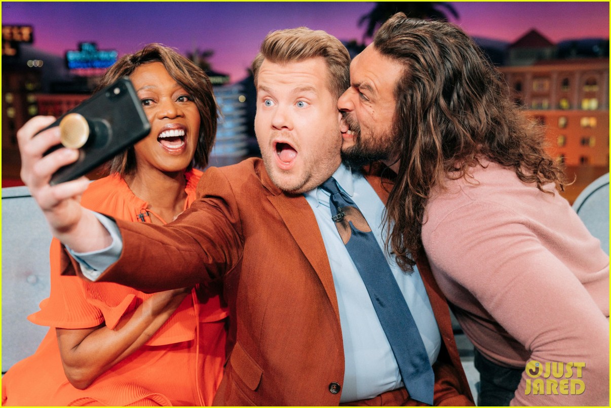jason momoa hilariously smashes pumpkins at late late show carving contest 044380495