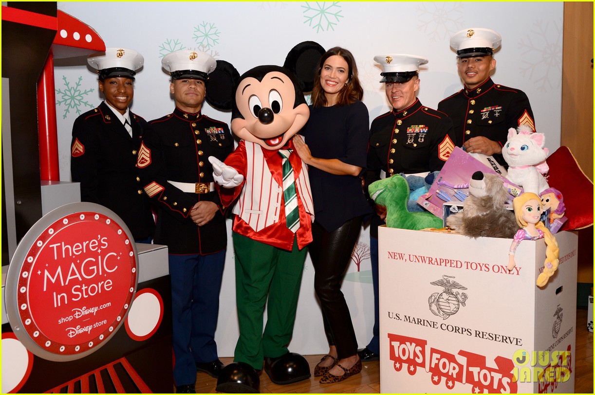 mandy moore helps kick off disney stores toys for tots holiday campaign 044382087