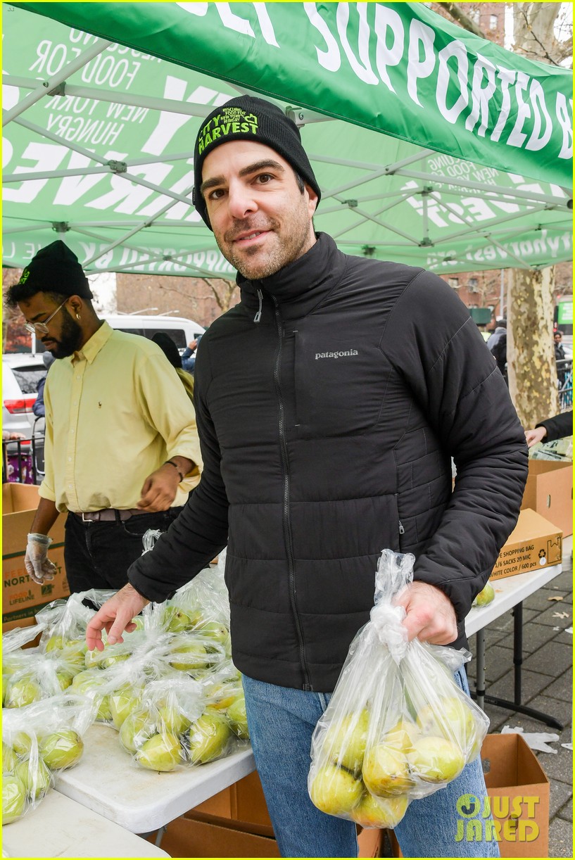 zachary quinto helps distribute food with city harvest ahead of thanksgiving 044395345