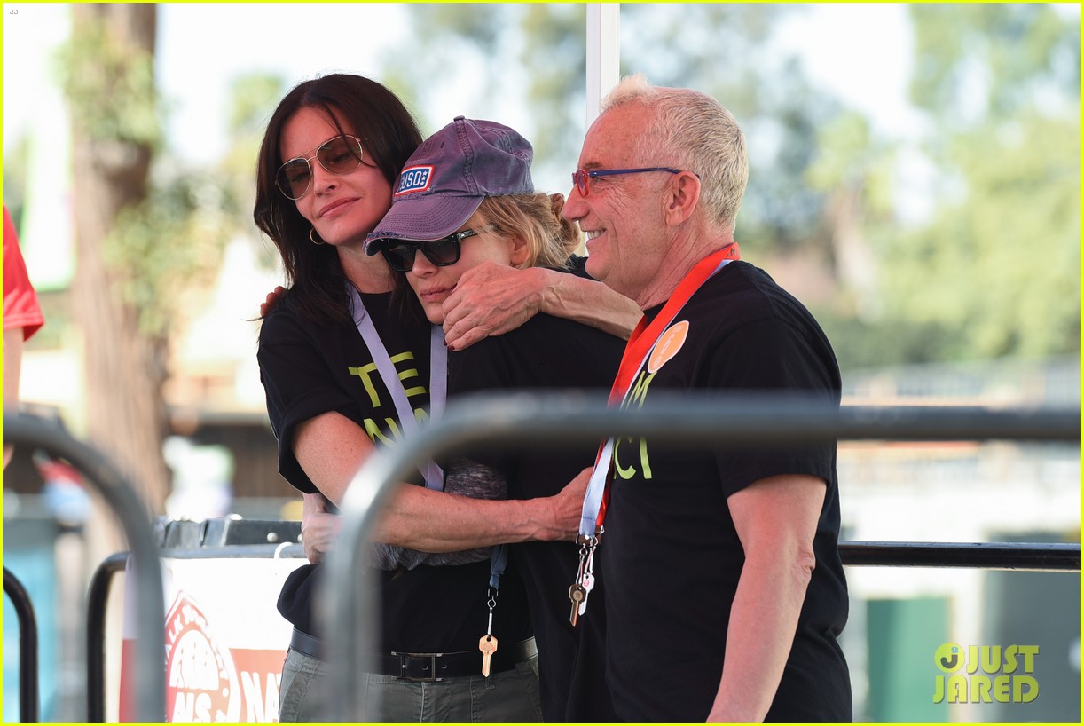 Renee Zellweger & Courteney Cox Join 'Team Nanci' at ALS Walk Photo