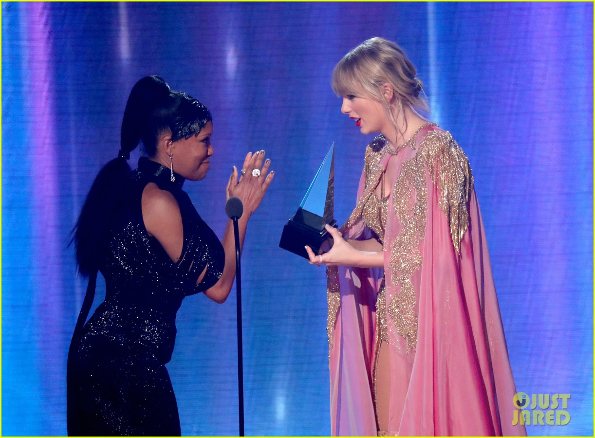 Taylor Swift Wins Artist of the Year at AMAs 2019, Breaks Record for