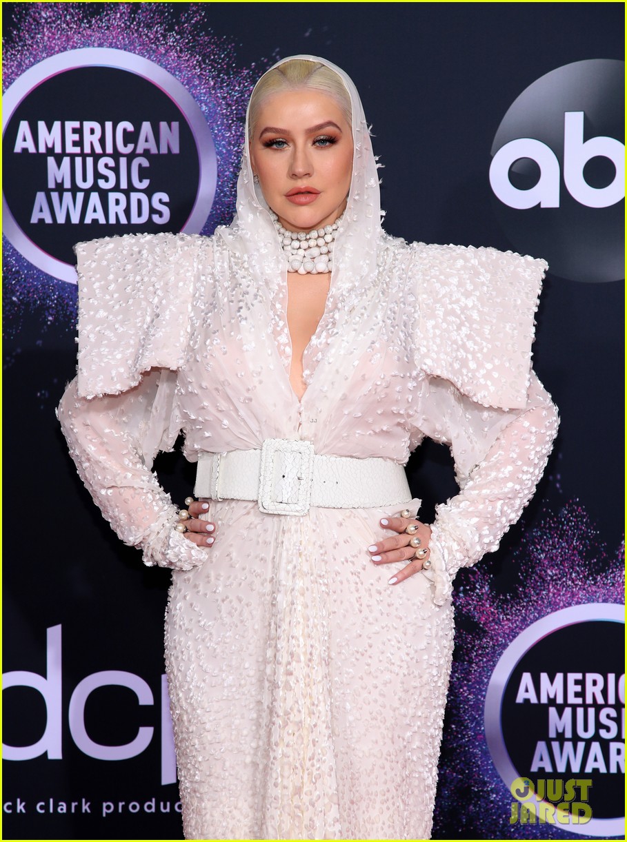christina aguilera wows in hooded outfit for amas 084393233