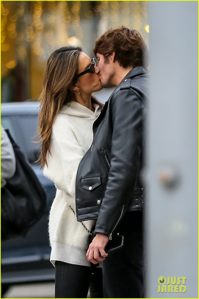 alessandra ambrosio boyfriend nicolo oddi share a kiss while christmas shopping 03