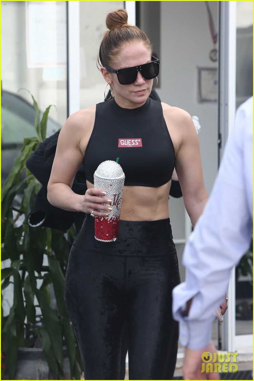 Jennifer Lopez Bares Toned Abs at Gym with Alex Rodriguez! Photo(02)