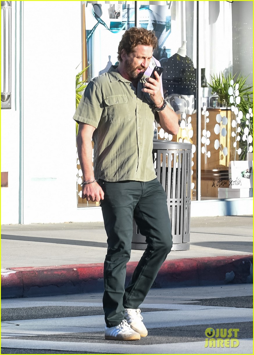gerard butler shares a laugh with fans at lunch 094401604