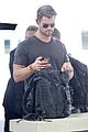 chris hemsworth shows some muscle at the airport 01