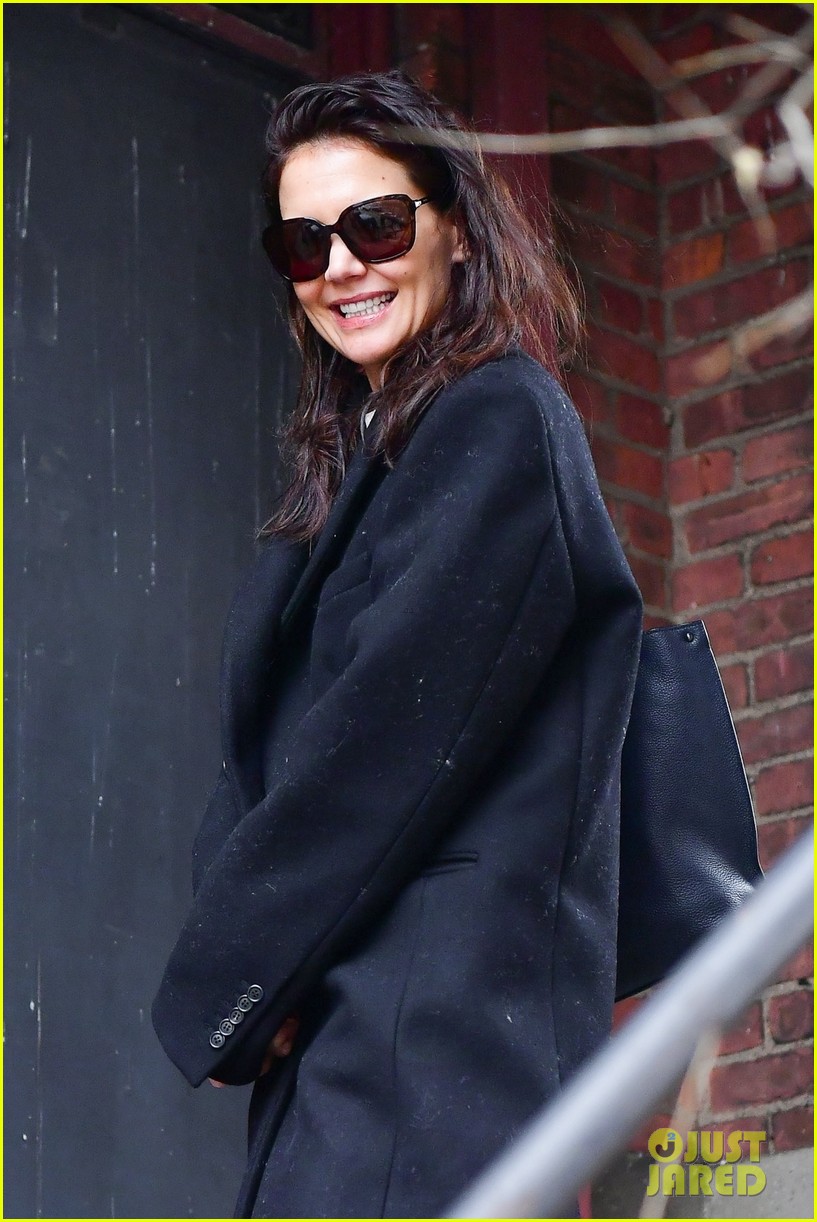 katie holmes all smiles during day out in nyc 044405309