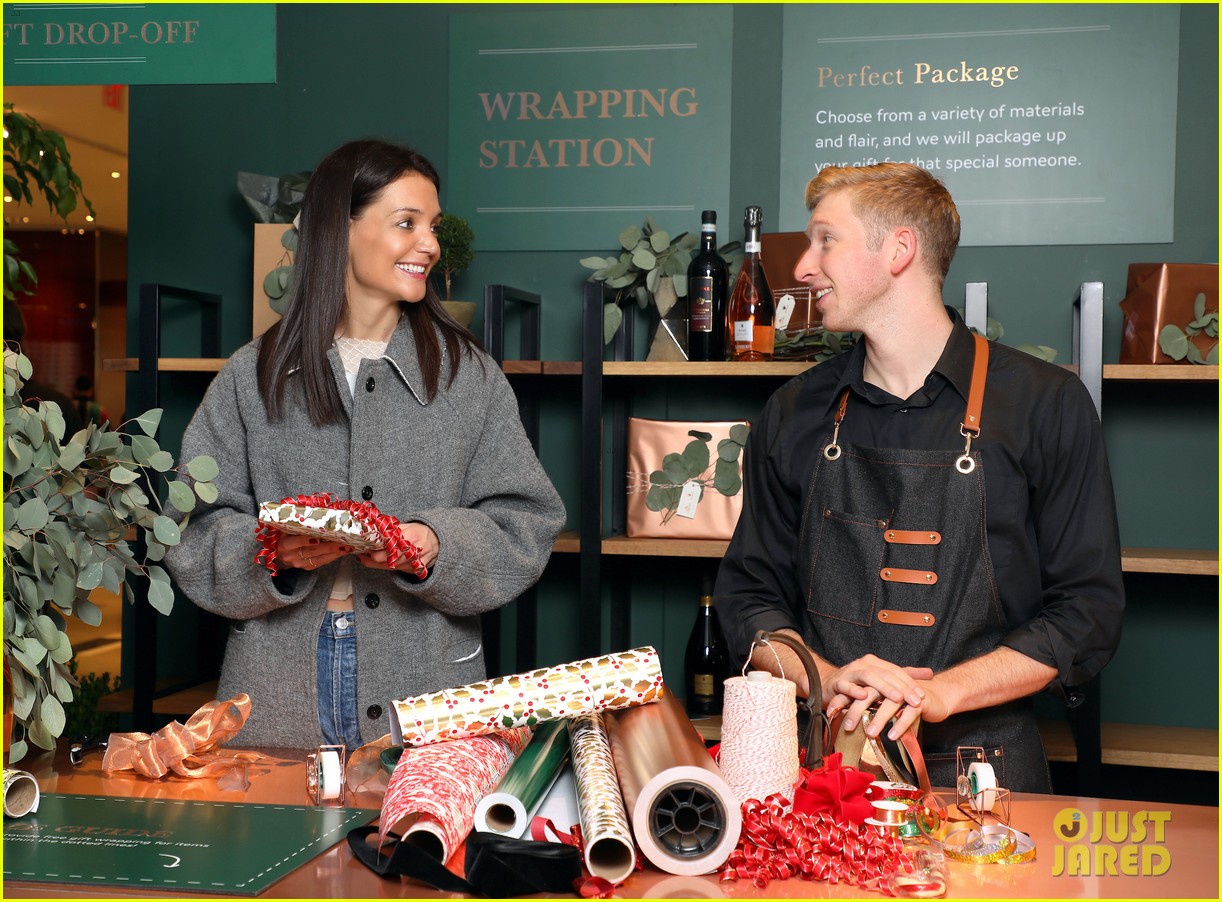 katie holmes brings holiday cheer at frederick wildman wines wrappy hour 124403747