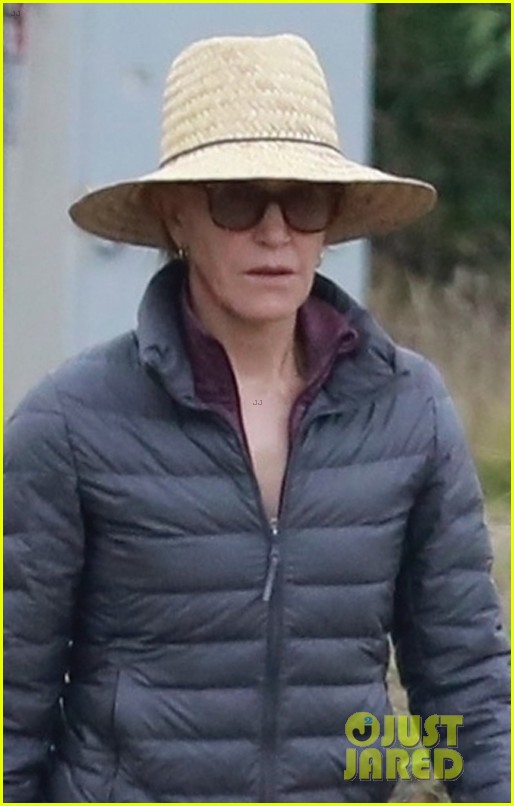 felicity huffman william h macy couple up morning hike 044399871