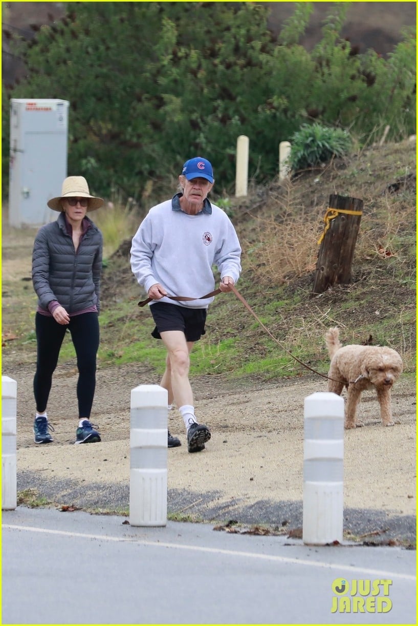 felicity huffman william h macy couple up morning hike 054399872