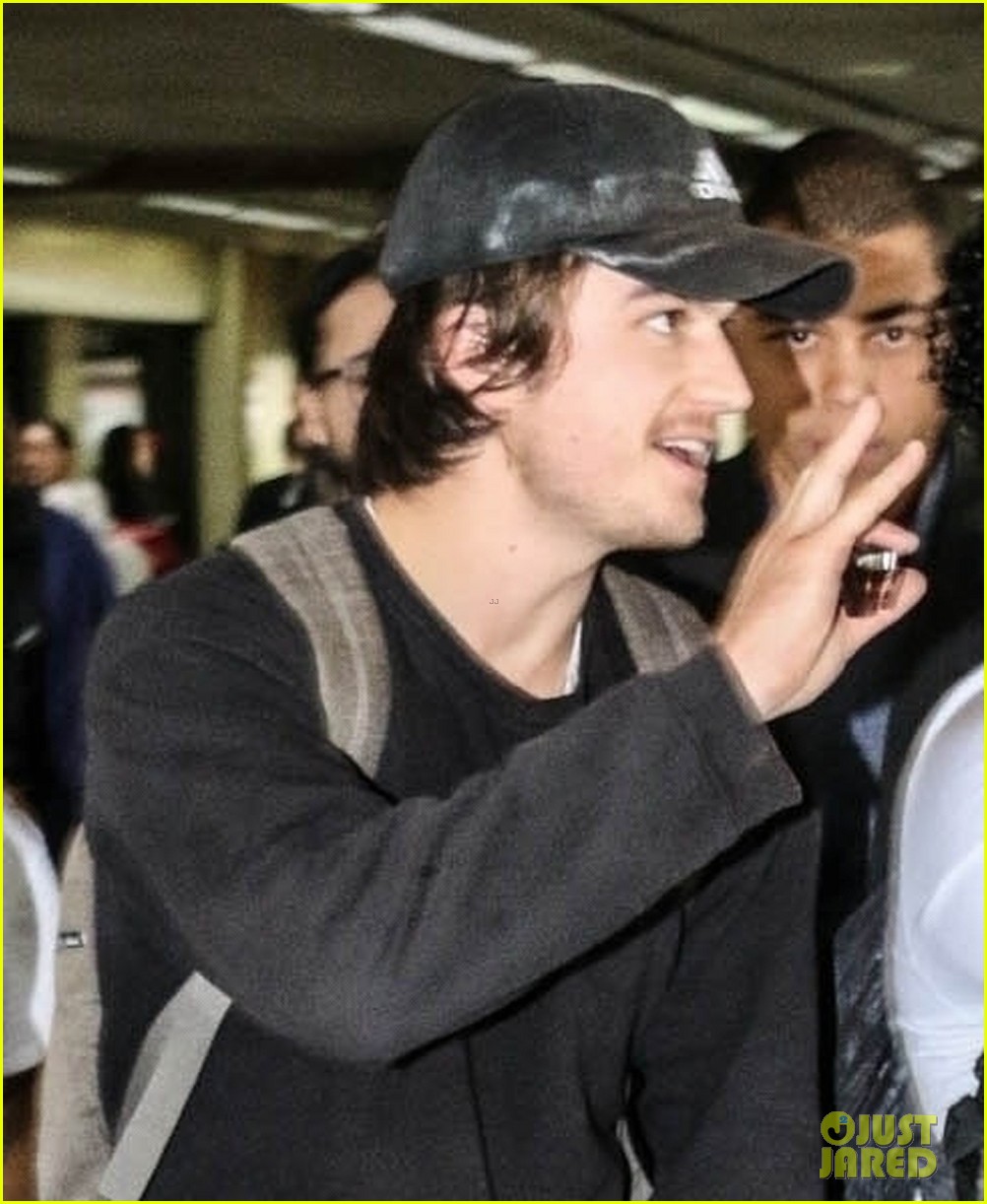 joe keery gets mobbed by fans upon brazil arrival 044399959