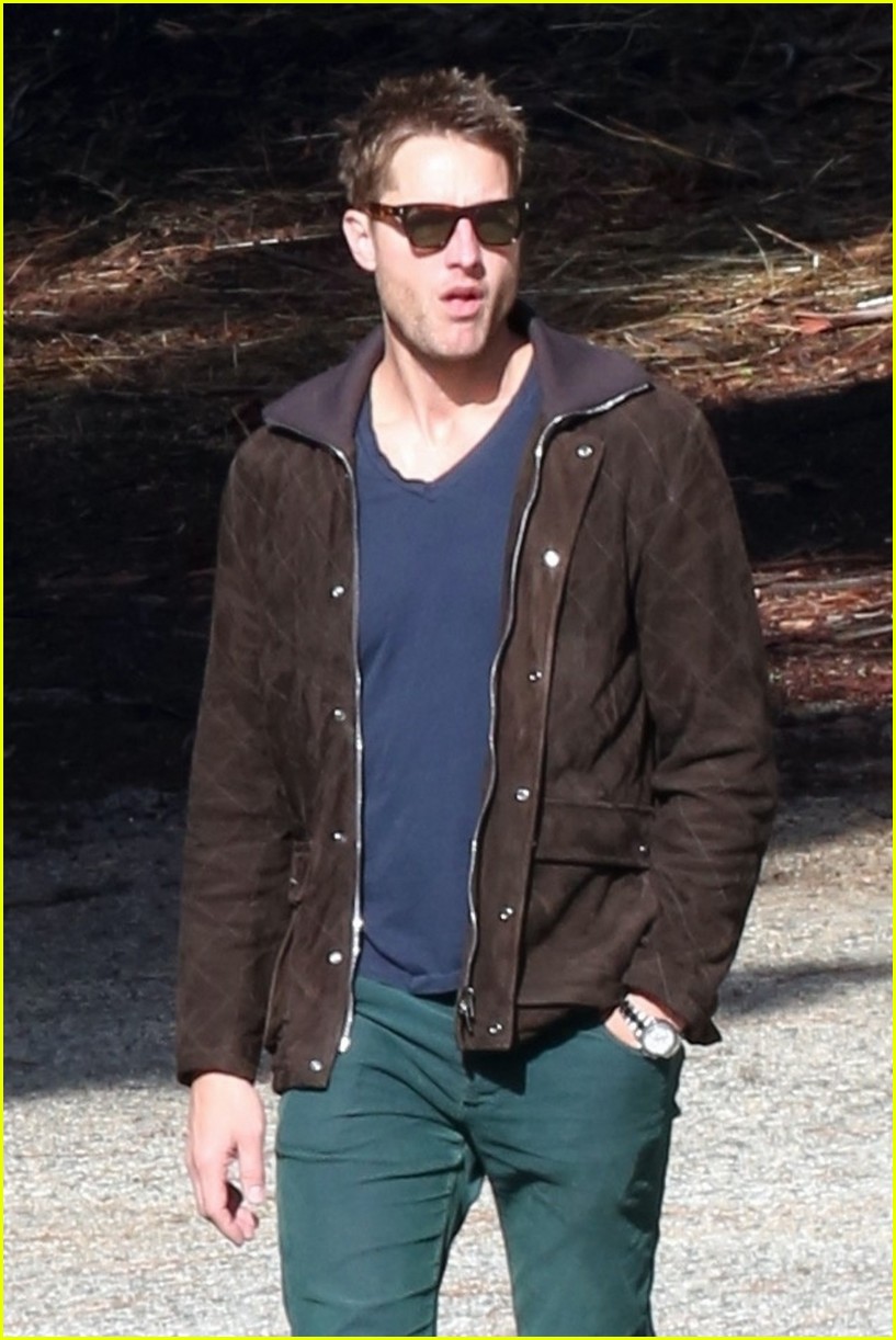 Justin Hartley Photographed for First Time Since Filing for Divorce(00)