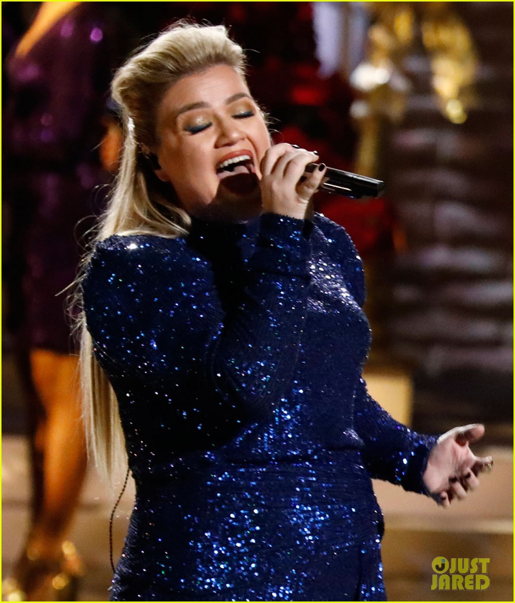 John Legend & Kelly Clarkson Perform Updated 'Baby It's Cold Outside