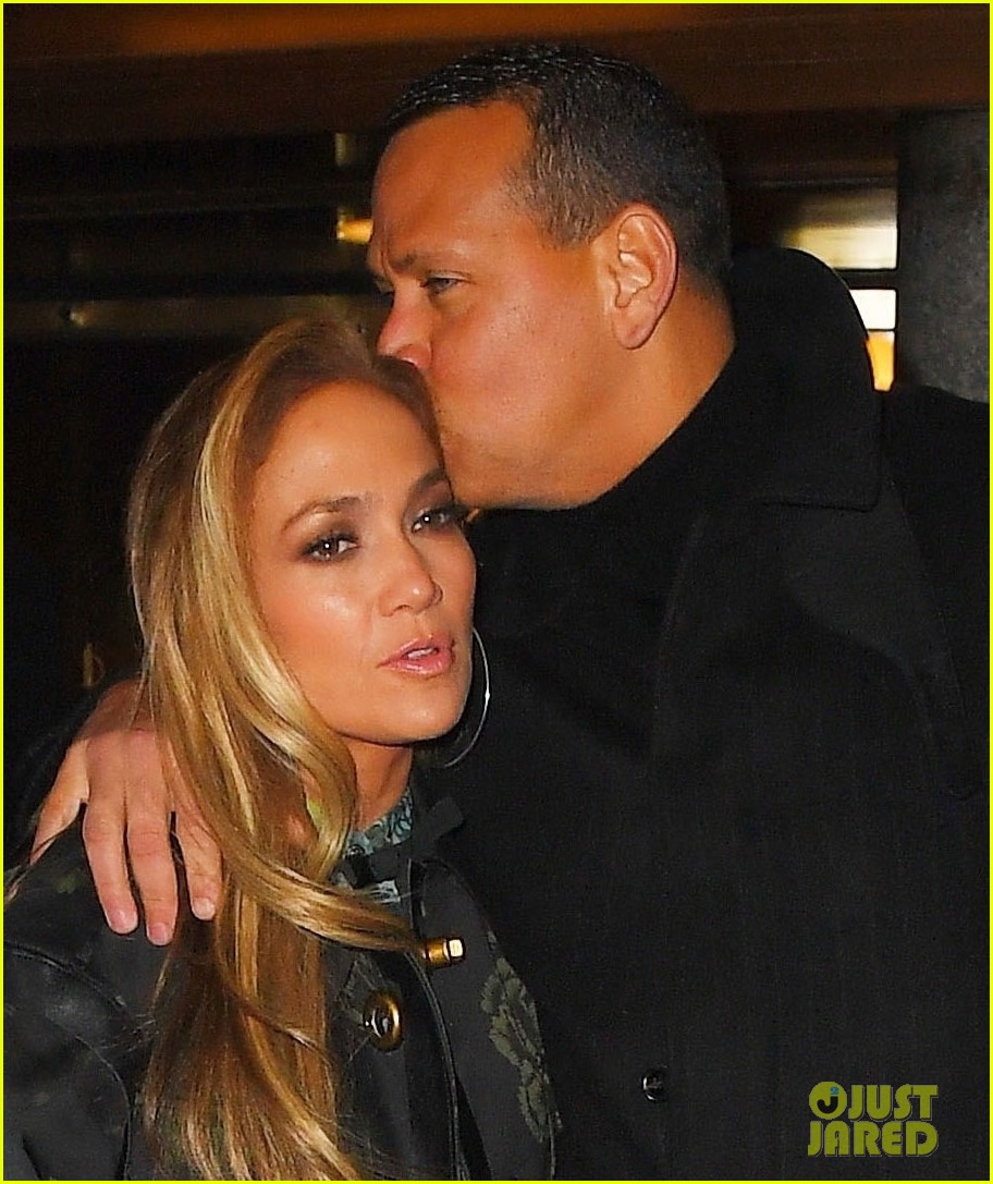 Jennifer Lopez's Fiance Alex Rodriguez Gives Her a Kiss After 'SNL