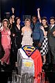 melissa benoist chris wood celebrate 100 episodes of supergirl 04