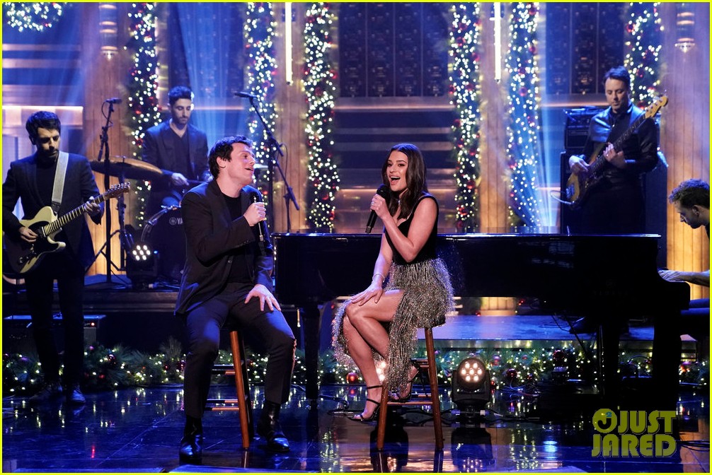 lea michele jonathan groff duet ill be home for christmas on the tonight show 044404596