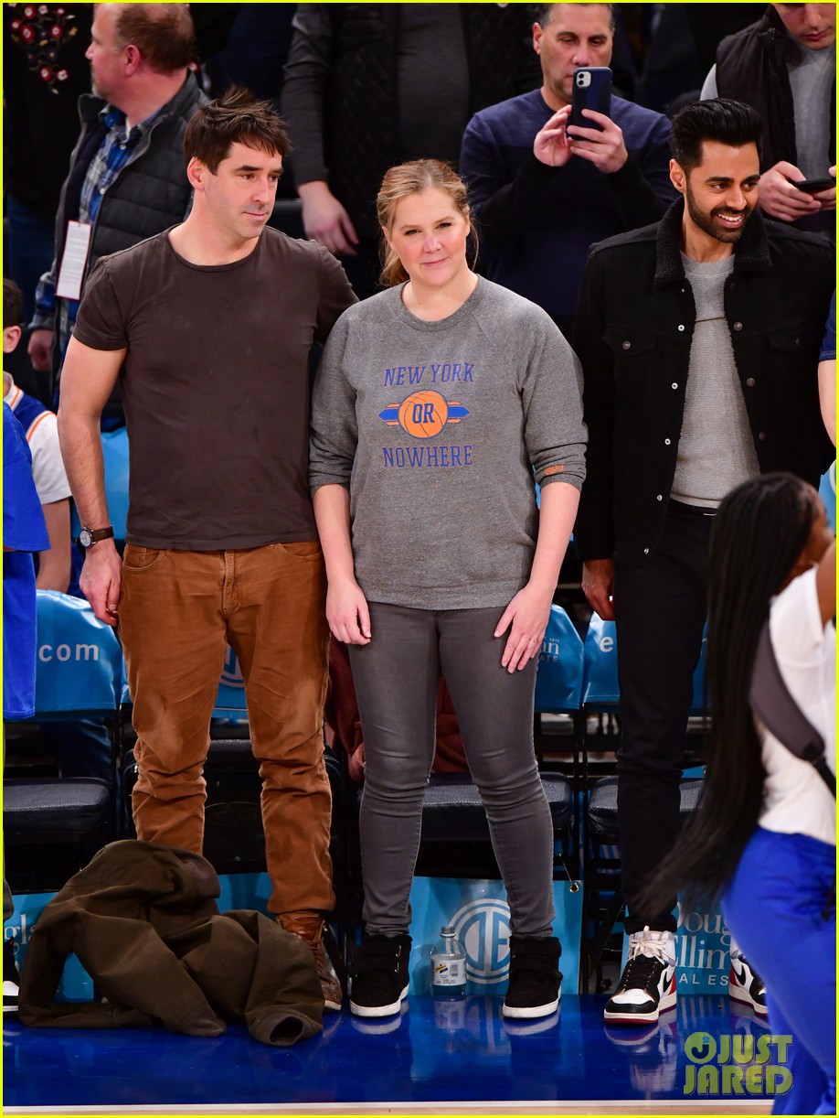 amy schumer husband chris fischer have date night at knicks game in nyc 024406577