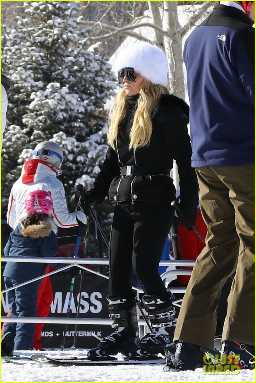 Jessica Simpson & Sister Ashlee End 2019 with a Ski Trip! Photo