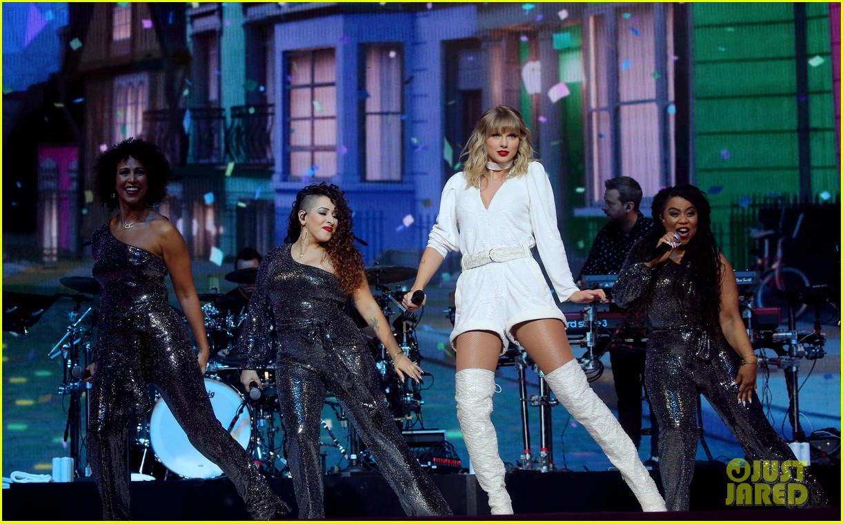 Taylor Swift Performs 'Christmas Tree Farm' for First Time at Jingle