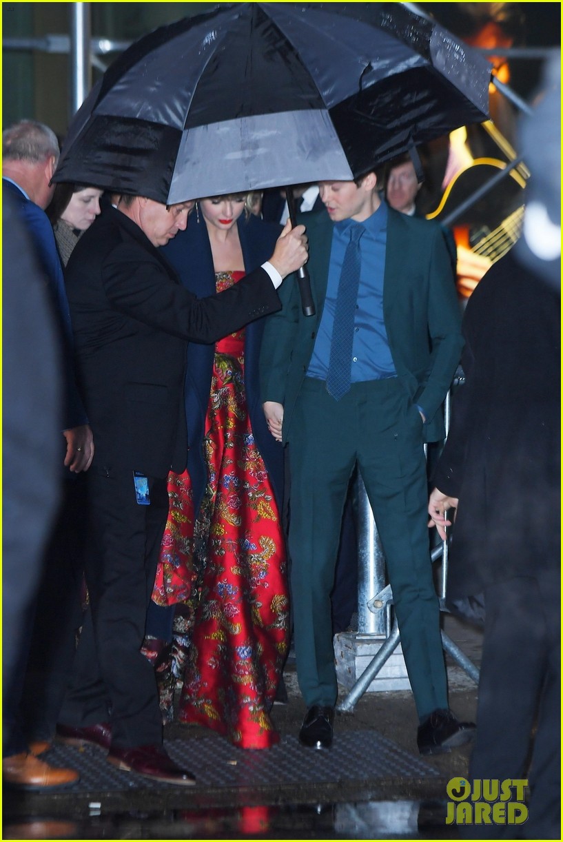 Taylor Swift & Boyfriend Joe Alwyn Hold Hands While Leaving 'Cats