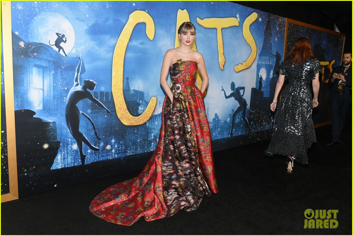 Taylor Swift & Boyfriend Joe Alwyn Hold Hands While Leaving 'Cats