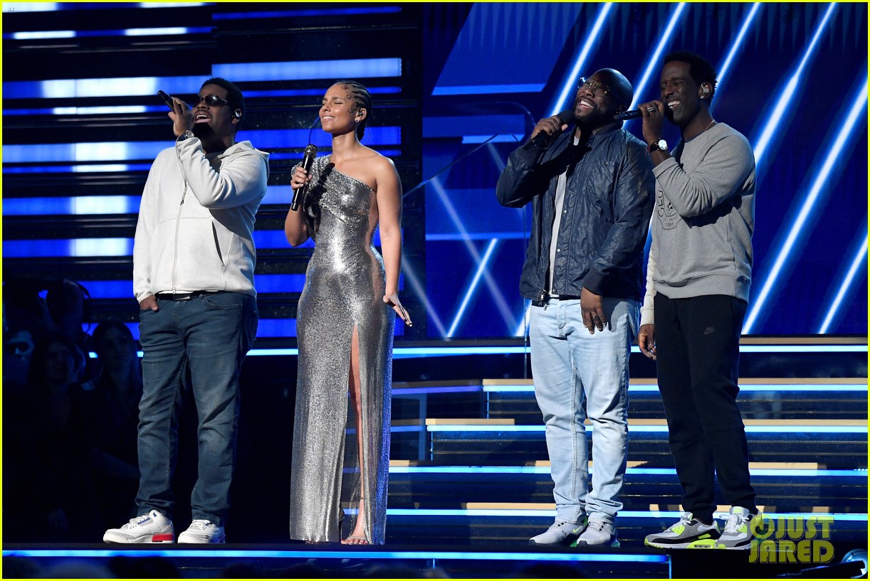 Alicia Keys Pays Tribute to Kobe Bryant While Opening Grammys 2020(00)