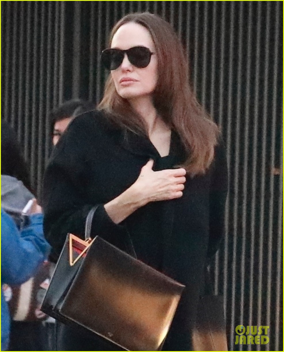 angelina jolie at the mall during golden globes 024410999