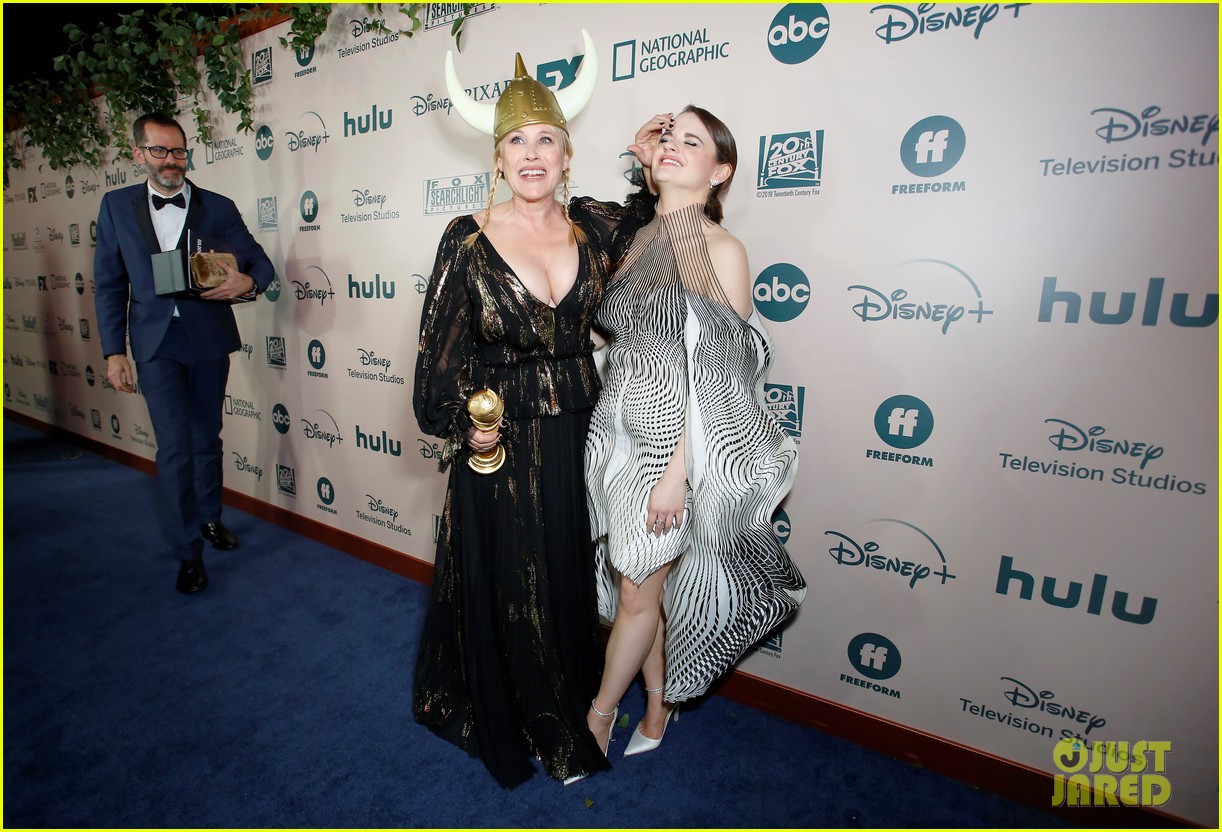 The Act's Joey King Helps Patricia Arquette Celebrate Golden Globe Win(02)