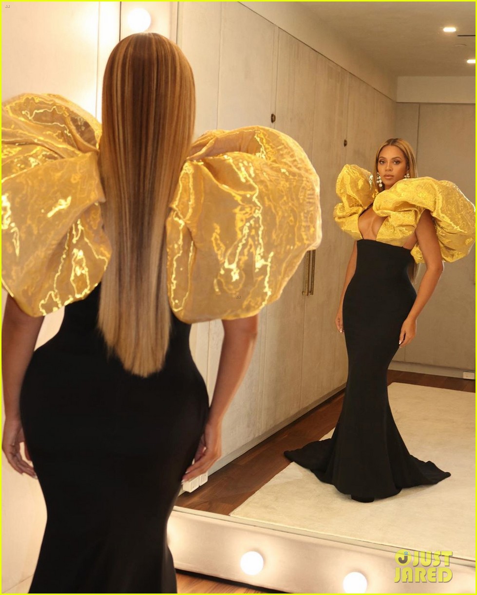 beyonce jay z strike a pose ahead of golden globes 2020 appearance 02