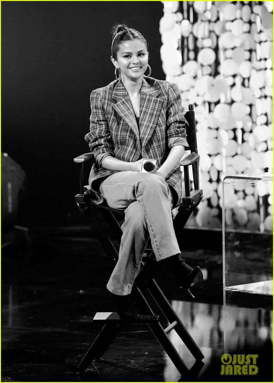 Selena Gomez Explains Her View on Dating in the Public Eye Photo(01)