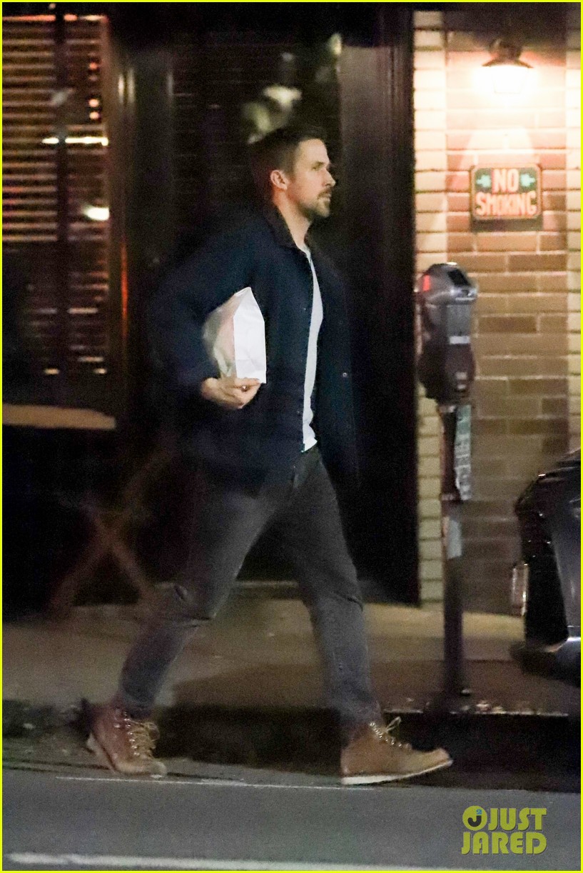Ryan Gosling Picks Up Dinner to Go in Los Feliz Photo 4425970 Ryan