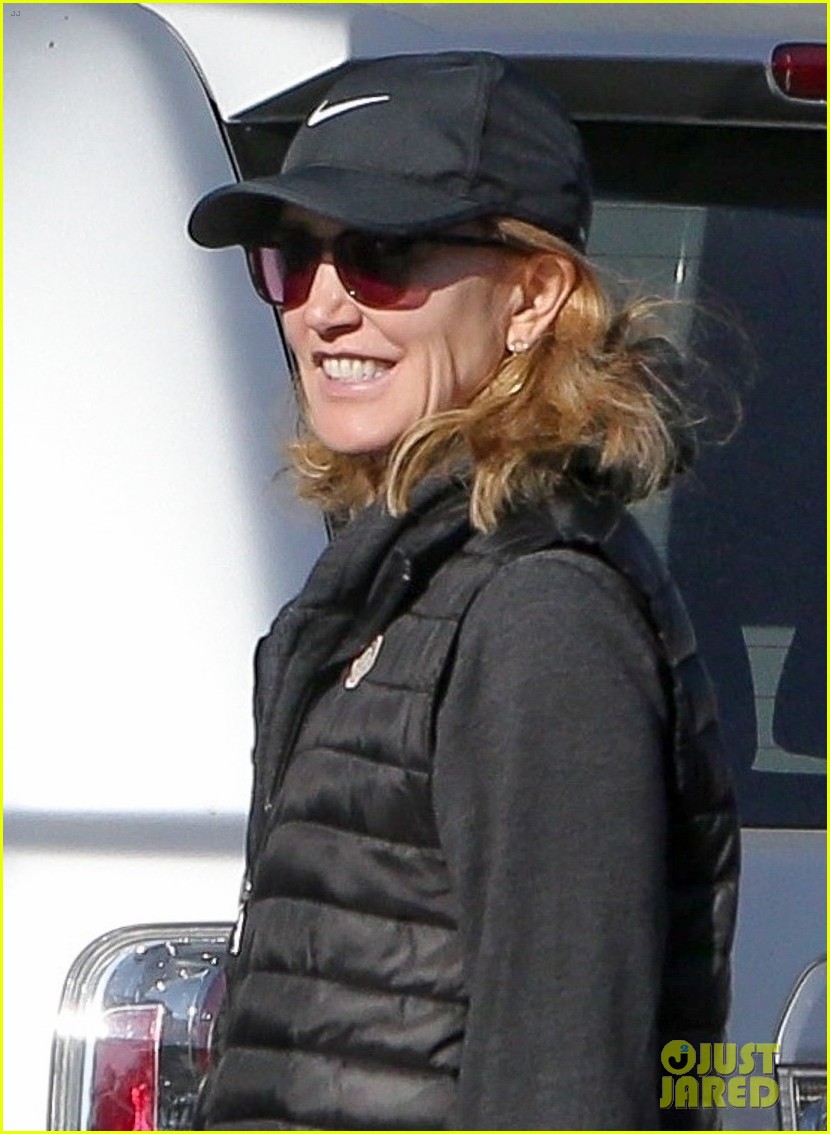 felicity huffman shares a laugh fellow volunteers community service 024415266