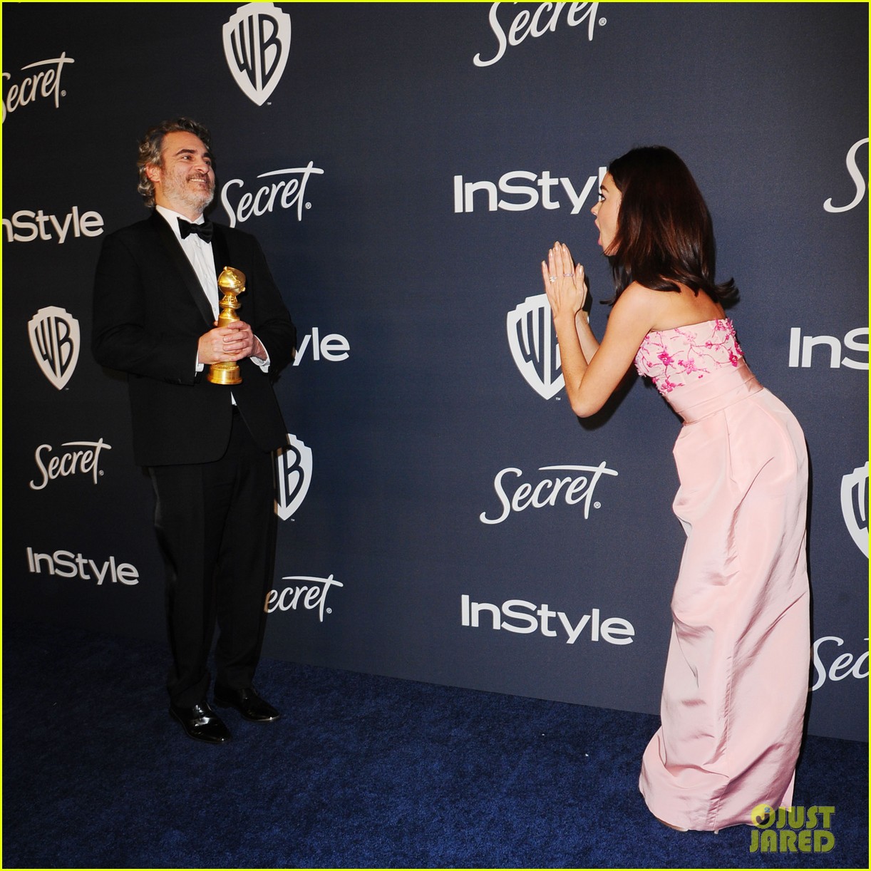 sarah hyland joaquin phoenix bow to each other golden globes 024411591