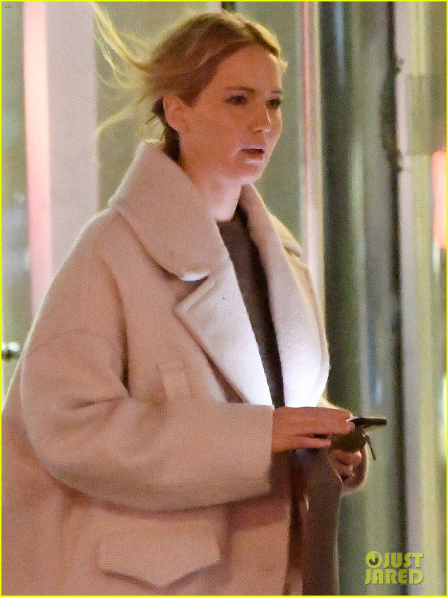 jennifer lawrence steps out for dinner with friends 04