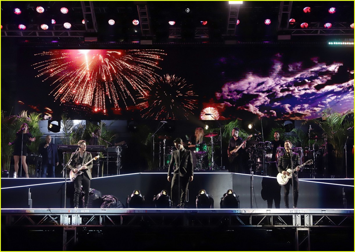 jonas brothers light up fontainebleau miami beach stage new years eve 154407887