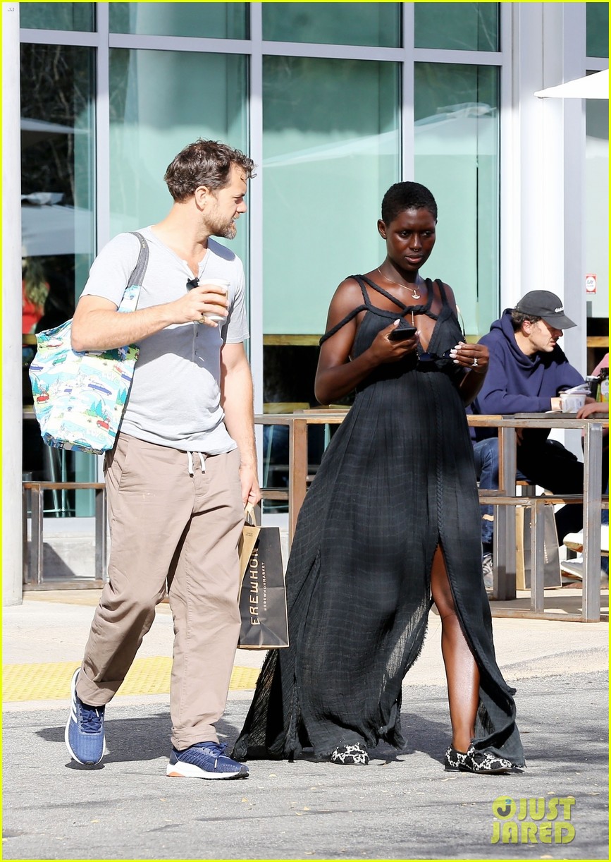 Joshua Jackson & Pregnant Jodie TurnerSmith Run Errands on Golden(02)