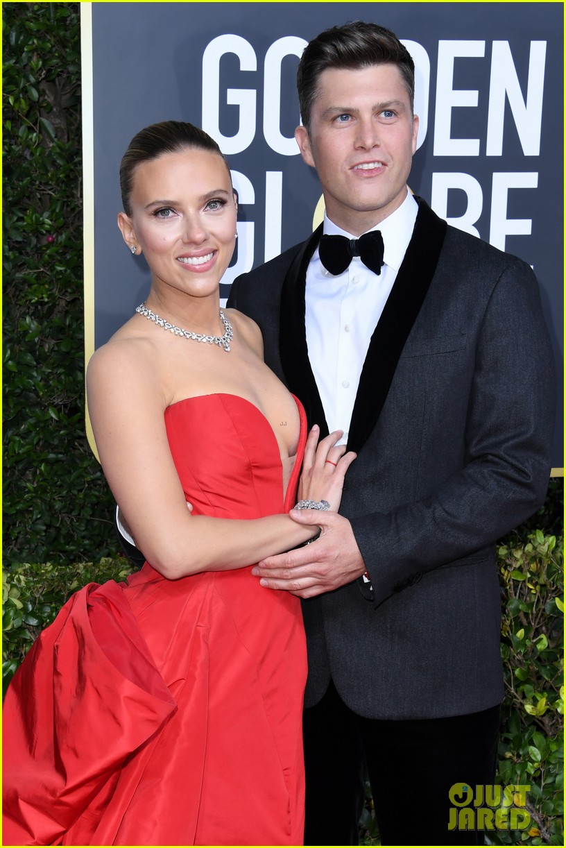 Scarlett Johansson Wows in Plunging Red Gown at Golden Globes 2020(01)