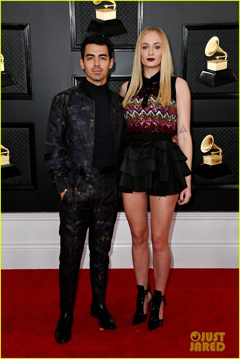 Jonas Brothers Bring Their Wives to Grammys 2020 See Red Carpet(02)