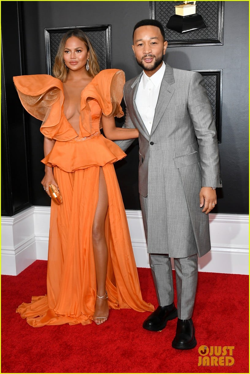 Chrissy Teigen Wows in Orange at Grammys 2020 with John Legend Photo(00)