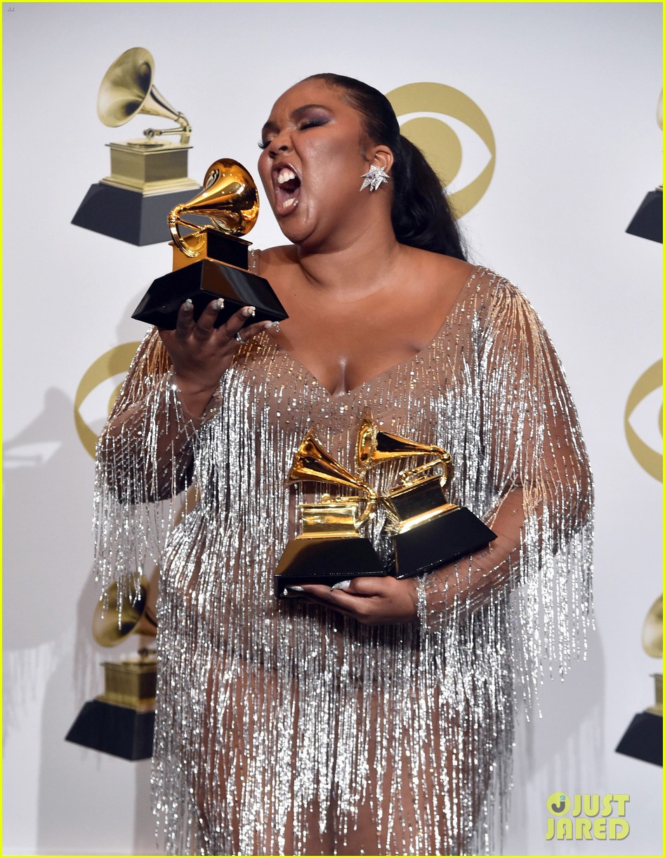 lizzo dazzles in silver posing with grammy awards 014424598