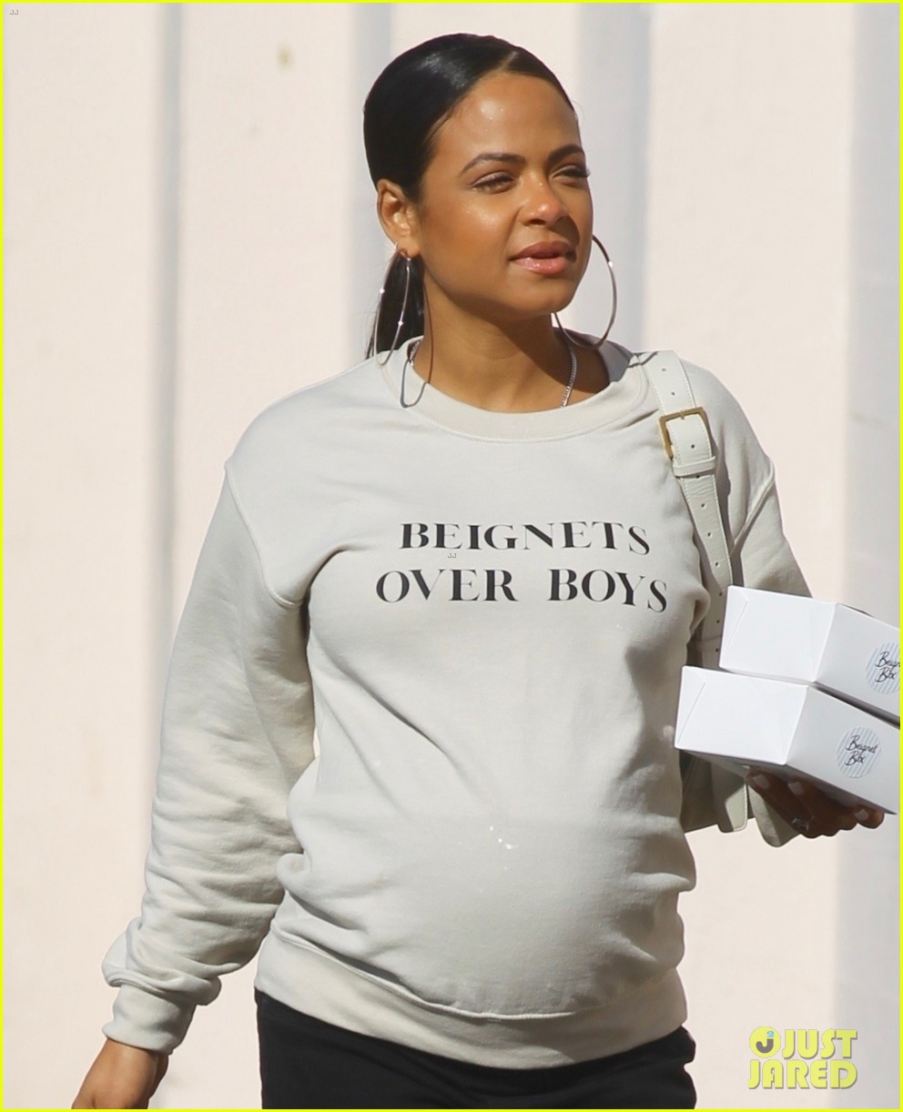 Christina Milian Shows Off Her Baby Bump Heading to a Nail Salon Photo(01)
