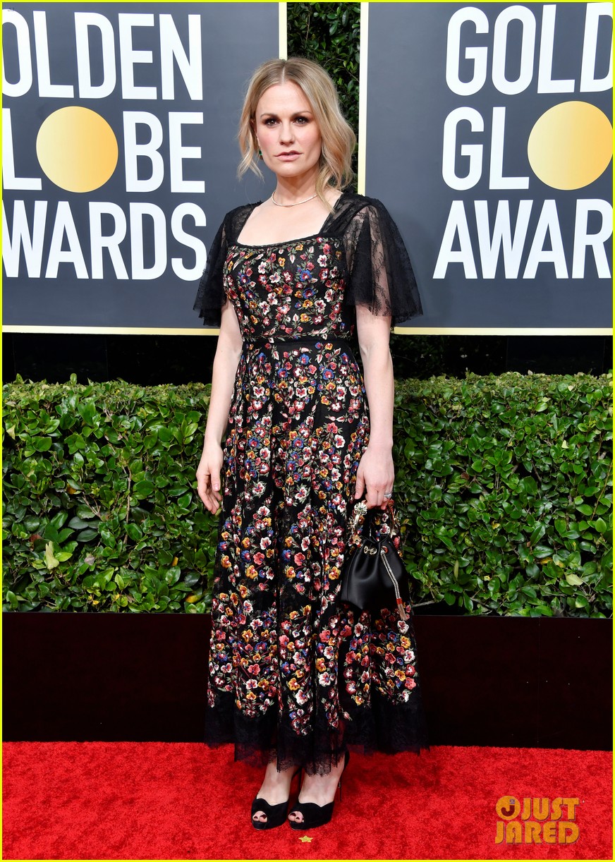 anna paquin floral look golden globes 2020 stephen moyer 014409941