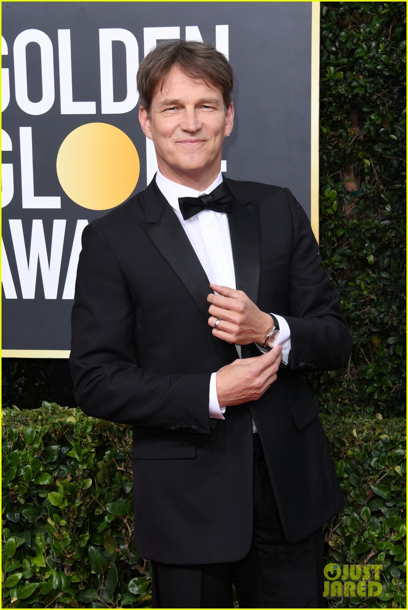 anna paquin floral look golden globes 2020 stephen moyer 02