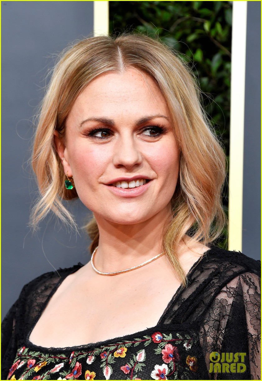 anna paquin floral look golden globes 2020 stephen moyer 044409944