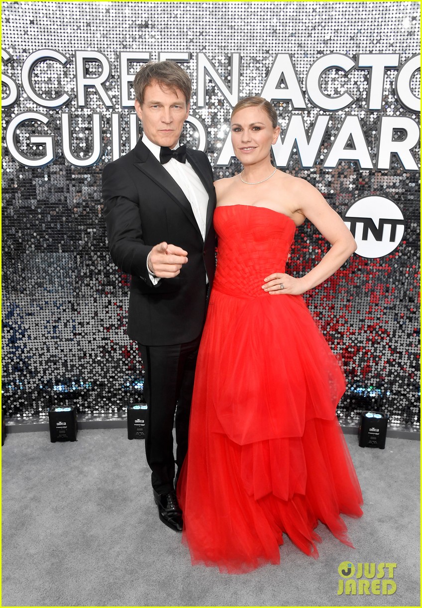 Anna Paquin is Ravishing in Red With Stephen Moyer at SAG Awards 2020(01)