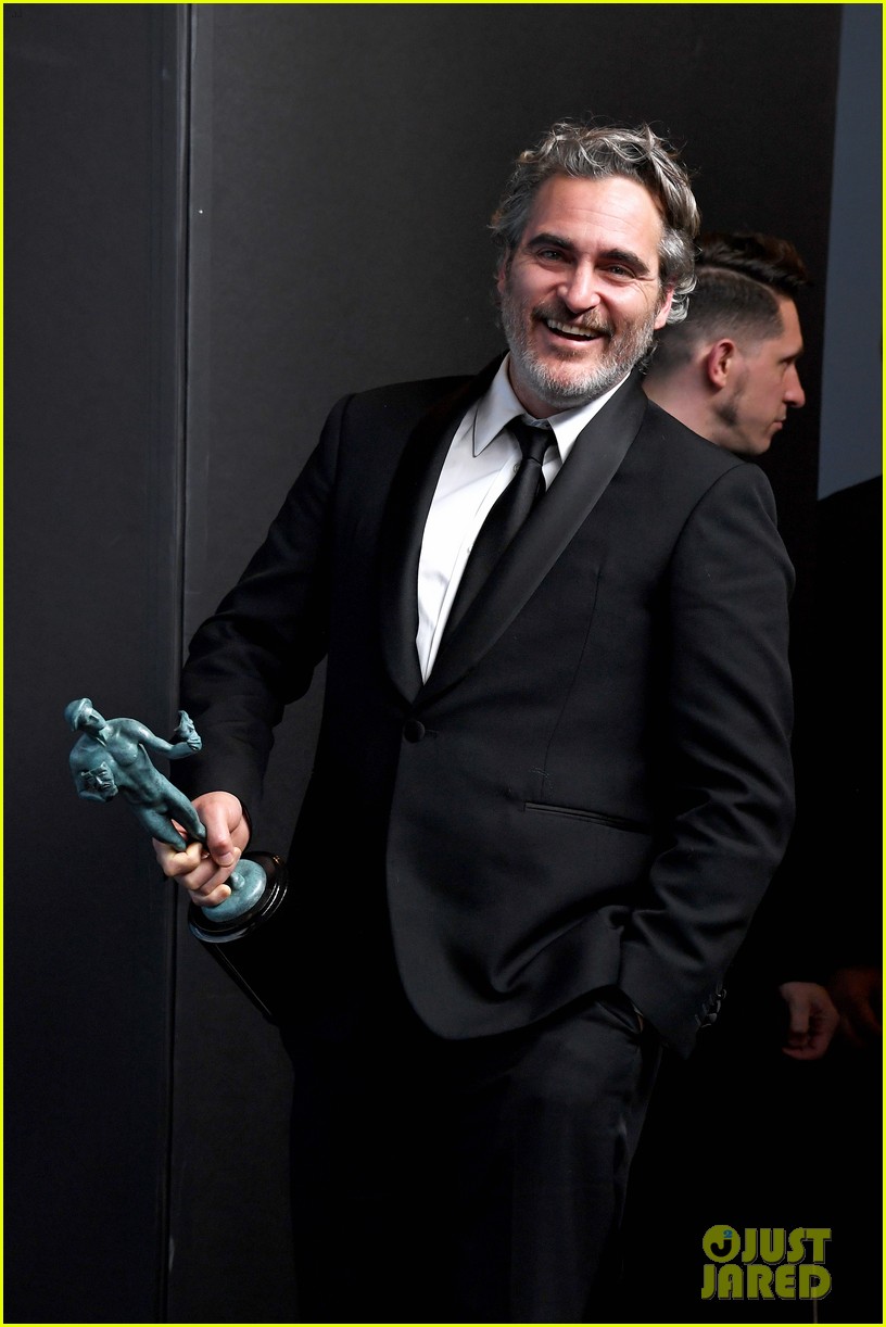 Joaquin Phoenix Wins for 'Joker,' Pays Tribute to Heath Ledger at SAG