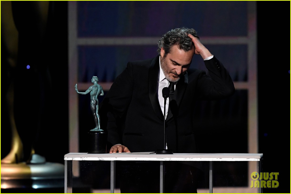 Joaquin Phoenix Wins for 'Joker,' Pays Tribute to Heath Ledger at SAG